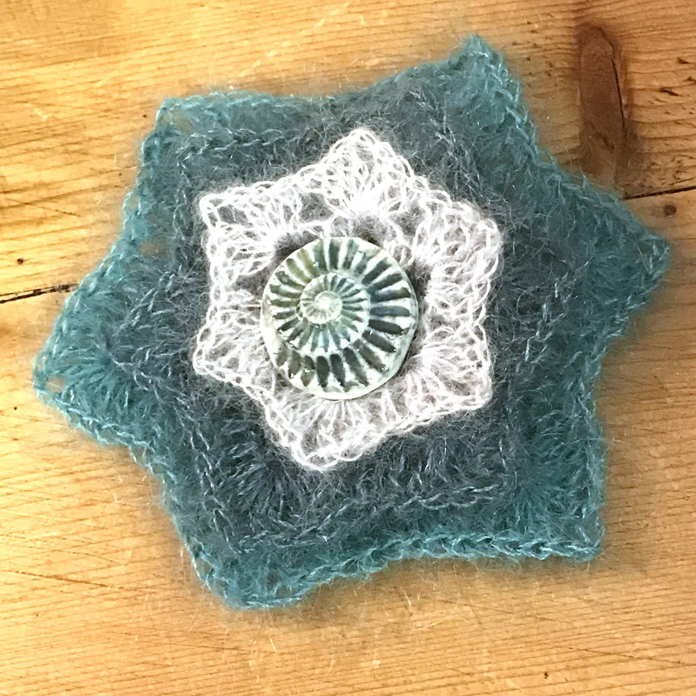 (20) Twenty to Crochet Book: Crocheted Flowers to Wear